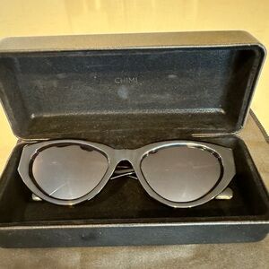 Chimi 06 Cat-eye Sunglasses in Tortoise